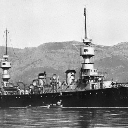 L'incrociatore francese Amiral Charner all'ancora. © Wikipedia - Marius Bar - public domain