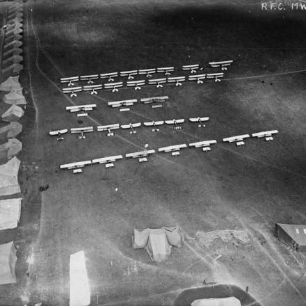 La Royal Flying Corps, Netheravon camp airfield - 29 giugno 1914  © IWM (Q 69243)