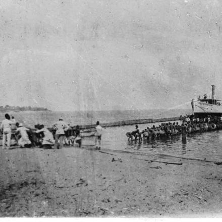 La cannoniera Hedwig von Wissmann sul lago Tanganika.  Wikimedia Commons - August Leue - public domain