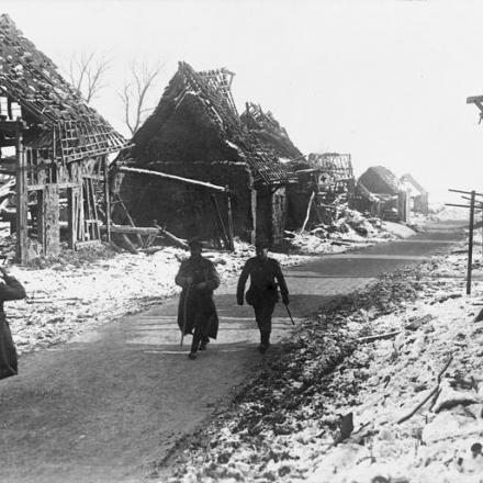 Edifici in rovina a Le Mesnil. © IWM Q 45670
