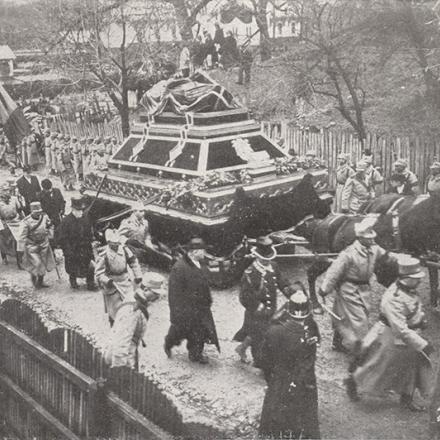 I funerali della Regina di Romania "Carmen Sylva". Fonte: illustratedfirstworldwar.com