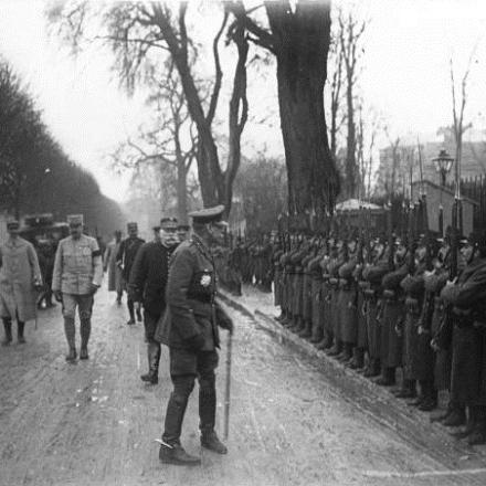 Il generale Joffre e il generale britannico  Douglas Haig ispezionando le truppe francesi al di fuori di GQG a Chantilly nel 1916 - Foto Agence Rol, Bibliothèque nationale de France