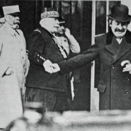 Generale Pierre Auguste Roques Come Ministro della guerra in compagnia di Joffre e Briand - Di G. Garitan Le Miroir N°123 Immagine di Dominio pubblico