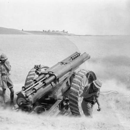 Artiglieria britannica in azione in Mesopotamia. Autore foto Varges Ariel. Fonte: © IWM (Q 24285)