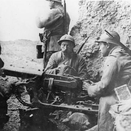 Soldati francesi entrati in possesso di artiglieria tedesca (Maxim MG 089) a Fort Douaumont. Fonte: © IWM (Q 69971)