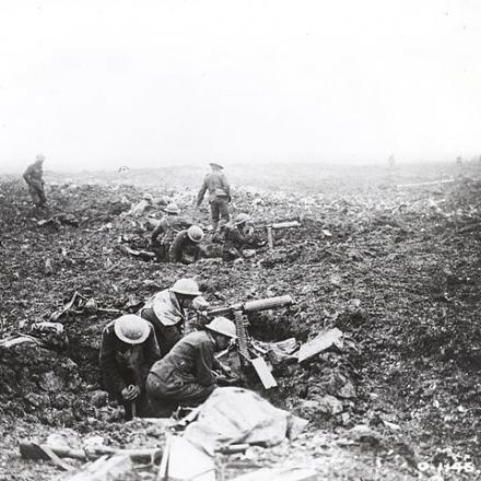 Artiglieria posizionata nel cratere nei pressi di Vimy Ridge. Fonte:Library and Archives Canada ID number 3241489 