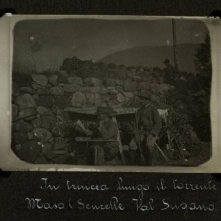 In trincea lungo il torrente Maso (Valsugana) - Fonte: Museo della Guardia di Finanza
