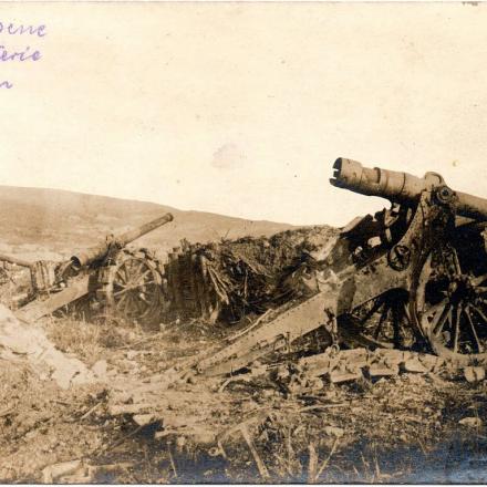 Batteria d'artiglieria francese distrutta - Cartolina tedesca, immagine di dominio pubblico 