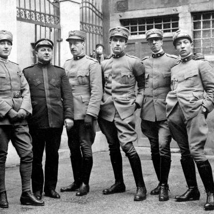 Capitano Nazario Sauro fra Ufficiali - Fonte: Reparto fotocinematografico della Marina Militare