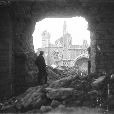 Un soldato canadese a Ypres. Fonte: Library and Archives Canada (PA - 002.136).