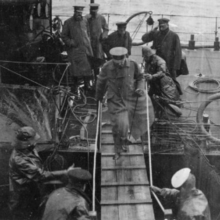 Lord Kitchener si imbarca sul  HMS Iron Duke from dall'HMS Oak - Fonte: Imperial War Museums (collection no.9411-17)