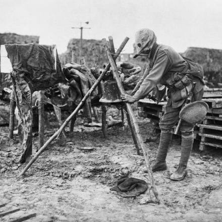 Sentinella con maschera da gas suona l'allarme - Fonte Imperial War Museum © IWM (Q 669)