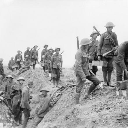 Truppe Britanniche trasportano bombe vicino Bernafay Wood - Fonte: © IWM (Q 4052)