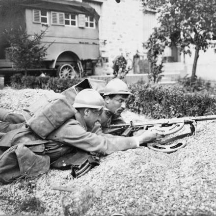 Truppe francesi che caricano una mitragliatrice Chauchat a Chalons-sur-Marne, 13 luglio 1916. © IWM Q 99246
