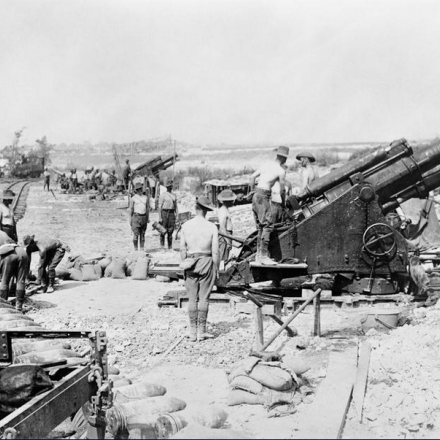 Howitzer impiegati nella bataglia della Somme. Fonte: © IWM Q 4408