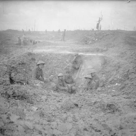Soldati inglesi si riposano in una buca vicino Waterlot Farm - Fonte © Imperial War Museum (Q 4260)