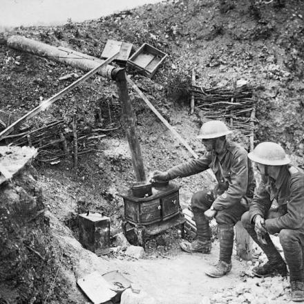 Soldati inglesi cucinano in trincea vicino Ovillers - Fonte ©Imperial War Museum (Q 3993)