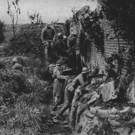 Chaulnes, soldati in attesa che il nemico avanzi - Fonte: Dal Volume "La Grande Guerra nell'immagine" (Editore Knaur)