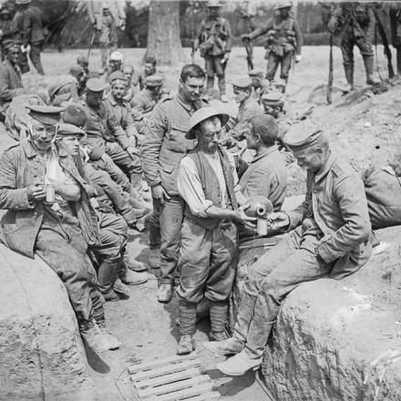 Soldati inglesi e prigionieri tedeschi nella Battaglia di Pozieres - Fonte: © IWM (Q 4057)
