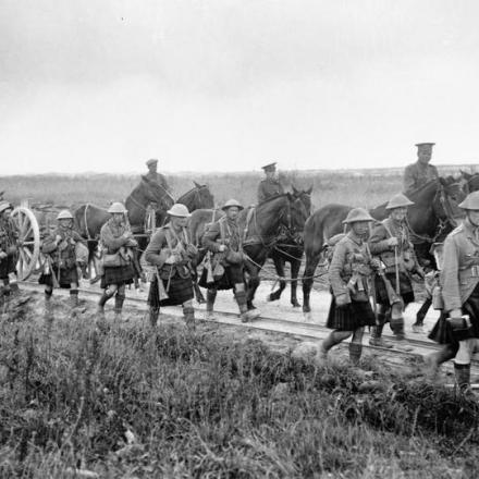 Truppe scozzesi Gordon Highlanders sulla via Albert-Bapaume - Fonte: © IWM (Q 857)