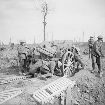 Le truppe inglesi si fanno strada con un'arma tedesca - Fonte: © Imperial War Museum (Q 4367)