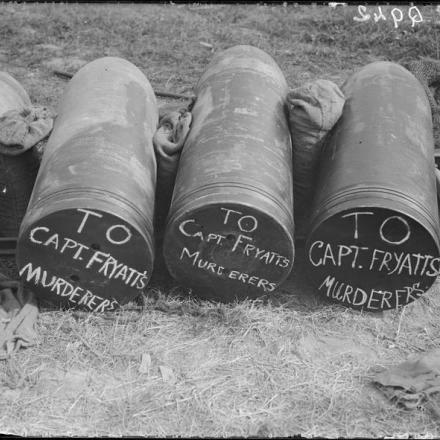 Proiettili da 15 pollici della Royal Marine Artillery con un messaggio scritto: "To Captain Fryatt Murderers". Becourt, 3 agosto 1916. © IWM Q 942