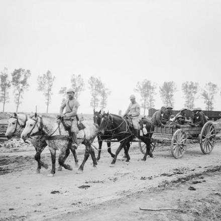 Carro francese trasporta feriti britannici - Fonte: © IWM (Q 4179)