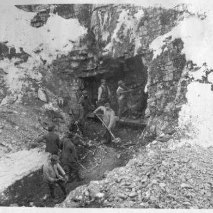 Costruzione di un ricovero italiano nel Carso - Fonte: Laboratorio fotografico Comando supremo