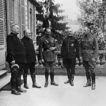 I generali Joffre, Foch e Haig con il presidente Poincaré e re Giorgio V sulla terrazza del quartier generale del generale Haig a Beauquesne, il 12 agosto 1916.© IWM Q 991