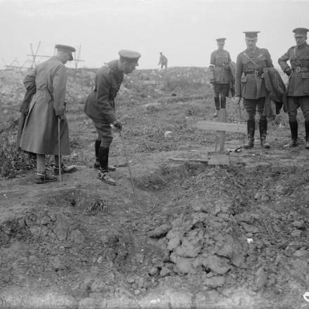 Re Giorgio V visita le trincee - Fonte: © Imperial War Museum (Q 973)