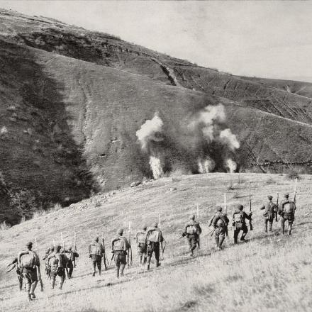 Fanteria bulgara all'attacco - Dal Volume "Grande Atlante di fotografie della Grande Guerra"