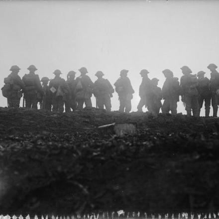 Militari britannici all'alba a Thiepval - Fonte: © Imperial War Museum (Q 1209)