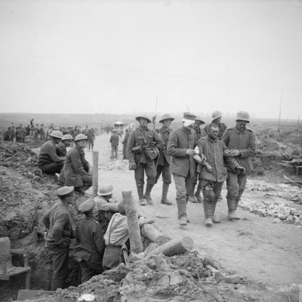 Battaglia di Guillemont. Prigionieri tedeschi feriti dopo la presa di Guillemont, vicino a Montauban. © IWM Q 4172