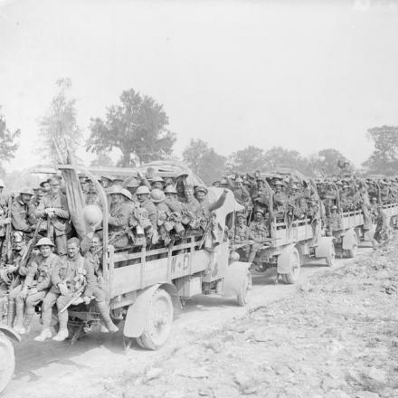 Battaglia di Guillemont. Colonna di autocarri con uomini della 16a divisione irlandese che tornano per riposarsi, 3 settembre 1916. © IWM Q 4199