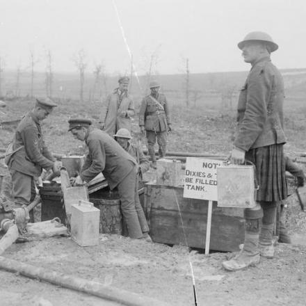 Raccolta di acqua da parte delle truppe gallesi - Fonte: © IWM (Q 1101)