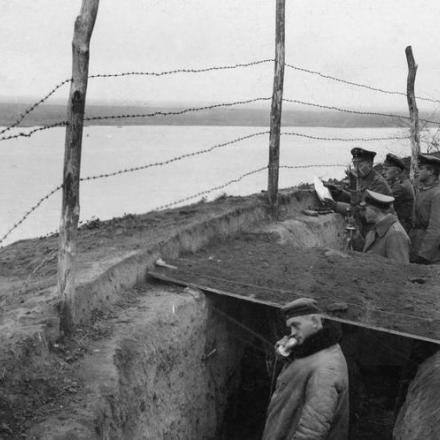 Linea telefonica nelle trincee vicino Dobrugia - Fonte: © IWM (Q 87231)