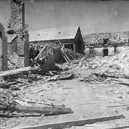 Le rovine del villaggio di Combles - Fonte: © IWM (Q 45459)