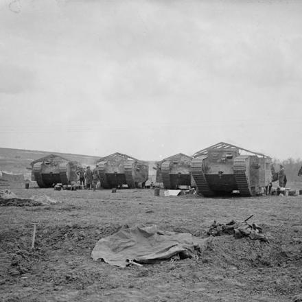 Battaglia di Flers-Courcelette. Quattro tanks Mark I fanno rifornimento. Chimpanzee Valley, 15 settembre 1916. © IWM Q 5576