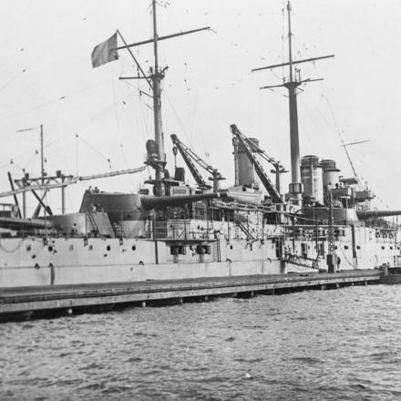 La corazzata francese Courbet a Tolone il 20 settembre 1916. © IWM Q 70183