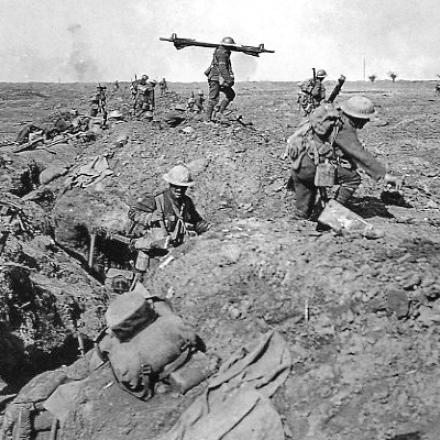 La battaglia di Morval. La fanteria britannica avanza vicino Ginchy - Fonte: © IWM (Q 1309)