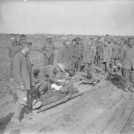 La battaglia di Morval. Prigionieri tedeschi a cui vengono offerte delle sigarette - Fonte:© IWM (Q 4303) 