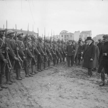 Venizelos ispeziona la 2° battaglione della difesa nazionale greca - © IWM (Q 32514)