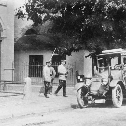  August von Mackensen sale in macchina - Fonte: © IWM (Q 52730)