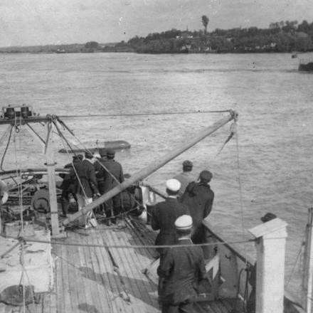 Marinai rumeni sul fiume (forse Danubio) - Fonte: © IWM (Q 76502)