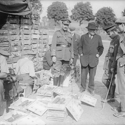 Il primo ministro Asquith tra le truppe alla Somme - Fonte: © IWM (Q 4188)