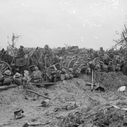 Truppe della Royal Artillery sulla strada nei pressi di Montauban (Somme) - Fonte: © IWM (Q 5321)