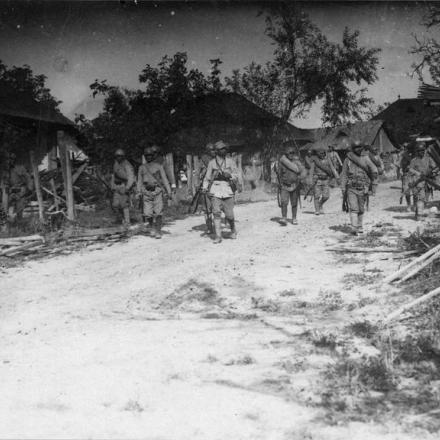 Truppe rumene in un villaggio distrutto - Fonte © IWM (Q 77059)