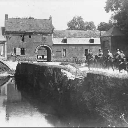 Cavalleria tedesca nei pressi di una fattoria a Sailly- Saillisel - Fonte: © IWM (Q 45634)