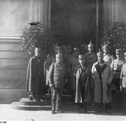 Il generale e Governatore Beseler (primo a sinistra) e Kuk (secondo a sinistra) - Fonte: Archivio federale tedesco