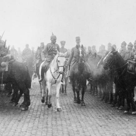 Il Generale Mackensen ispeziona le truppe - Fonte © IWM (Q 71688)